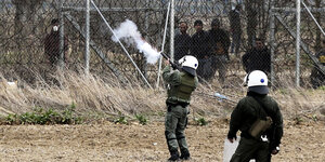 Griechische Soldaten schießen Tränengas an der türkischen Grenze auf Flüchtlinge.