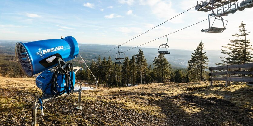 Schneekanone auf einer Skipiste ohne Schnee im Harz.