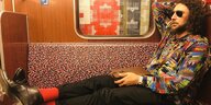 Der Dichter Ghayath Almadhoun sitzt in der Berliner U-Bahn