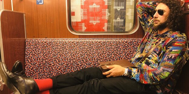 Der Dichter Ghayath Almadhoun sitzt in der Berliner U-Bahn