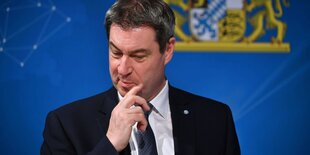 Markus Söder kratzt sich am Kinn