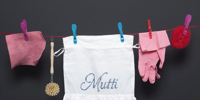 Spüllappen und -bürste,Gummihandschuhe und Tuch mit der Aufschrift Mutti