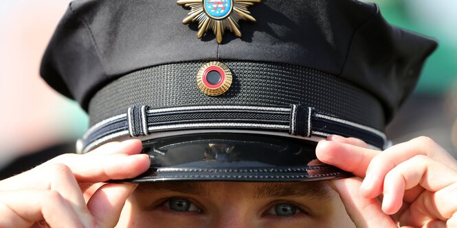 Polizeimütze bei einer Präsentation neuer Uniformen.