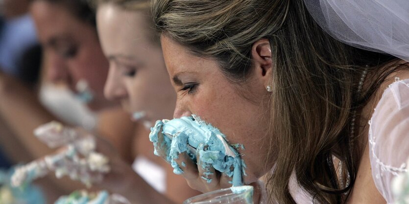 Drei Frauen beim Kuchen essen.