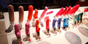 Vibratoren und Dildos auf einer Erotikmesse