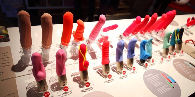 Vibratoren und Dildos auf einer Erotikmesse