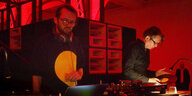 Robert und Ronald Lippk am DJ-Pult - der Raum ist in rotes Licht getaucht