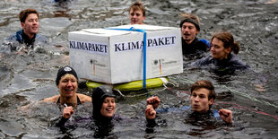 Schwimmerinnen und ein Paketsymbol