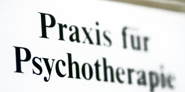 Schild "Praxis für Psychotherapie"
