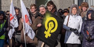 Menschen auf einer Demo in Island