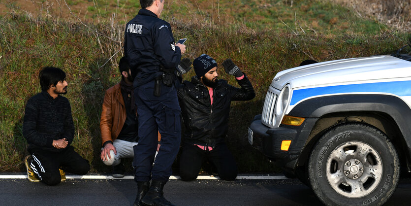 Griechische Polizisten bei der Festnahme von Flüchtlingen aus Pakistan.