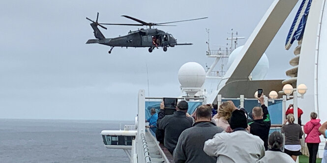 Passagiere auf dem Kreuzfahrtschiff Grand Princess bobachten einen Militärhubschrauber.