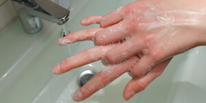 Im Waschbecken beim Händewaschen