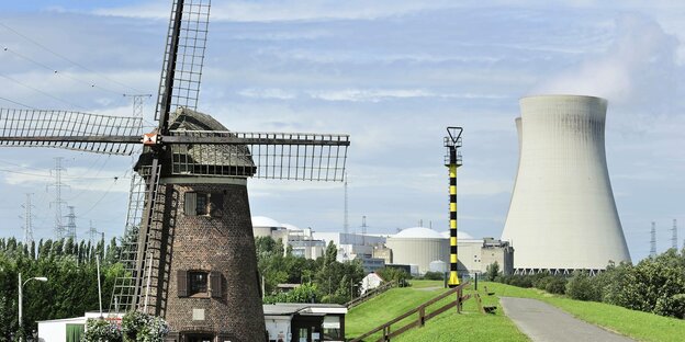 Eine Windmühle vor dem AKW Doel