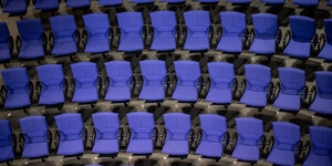 Leere Sitzreihen im Bundestag