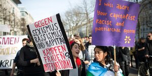 Frauentag Berlin: Demontrantinnen protestieren mit Schildern