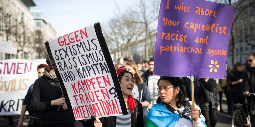 Frauentag Berlin: Demontrantinnen protestieren mit Schildern