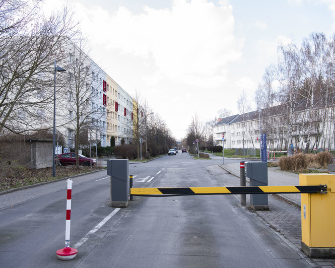 Straße mit Schranke in Berlin-Buch