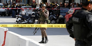 Ein Soldat an einem abgesperrten Anschlagsort in Tunis.