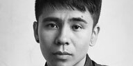 Porträt von Ocean Vuong: Ein junger Mann mit kurzen Haaren