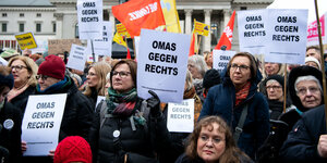 Frauen auf einer Demonstration halten Schilder mit der Aufschrift "Omas gegen rechts"