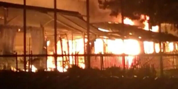 Bild vom Brand des Empfangszentrums.