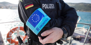 Ein Polizist im Einsatz für Frontex vor Samos.