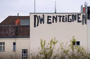 ein Slogan zur Enteignung von Deutsche Wohnen steht auf einer Hauswand ein Slogan zur Enteignung von Deutsche Wohnen steht auf einer Hauswand