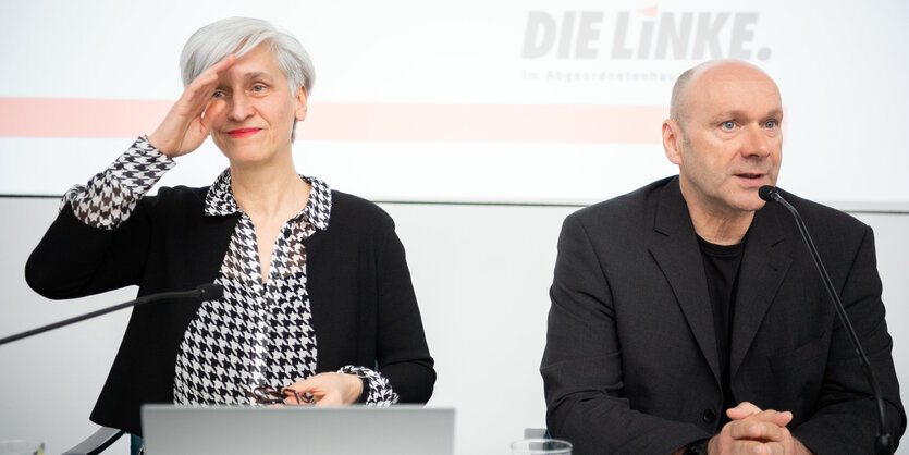 Ein Mann und eine Frau sitzen zusammen auf einem Podium