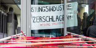 Auf einem Banner steht „Rüstungsindustrie zerschlagen“