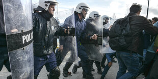 Polizisten und Demonstranten stehen sich gegenüber