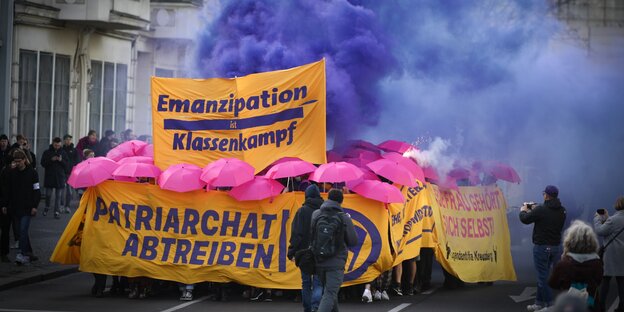 Frauentag in Berlin: Der Block an Jugendantifa Kreuzberg hatte lila Pyrotechnik und roas Regenschirme dabei