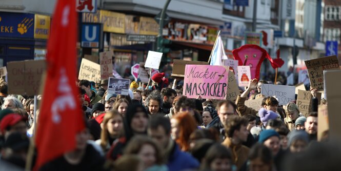 Frauentag in Berlin: Unzählige Menschen protestieren mit selbsgebastelten Schildern am Leopoldplatz im Wedding. Auf einem Plakat steht "Gegen das Macker-Massaker"