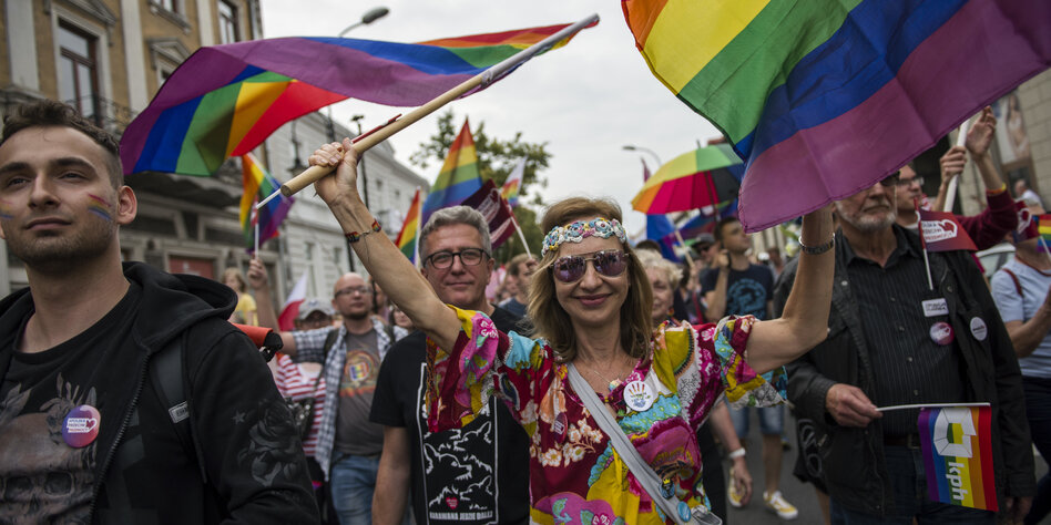 Protest Gegen Lgbt Freie Zonen In Polen Ein Zeichen Gegen Homophobie Taz De
