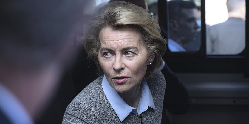 Ursula von der Leyen spricht und schaut zur Seite