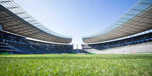 blick vom Rasen in das Olympiastadion