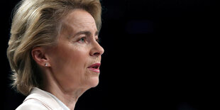 Ursula von der Leyen vor schwarzem Hintergrund im Profil