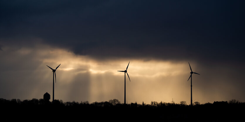 Windräder über die dunkle Gewitterwolken ziehen.