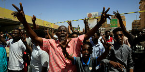 Protestierende Menschen in Khartum