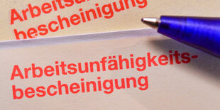 Eine Arbeitsunfähigkeitsbescheinigung liegt auf einem Tisch