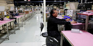 Mexiko im Frauenstreik: Lange Reihen von Arbeitstischen in einer Fabrikhalle sind leer. Nur im Vordergrund sitzt ein einsamer Mann.