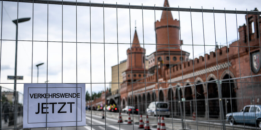 Ein Gitter sperrt die Straße auf einer Brücke ab