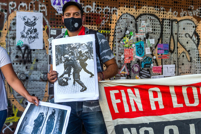 Mann mit Bildern und Plakaten