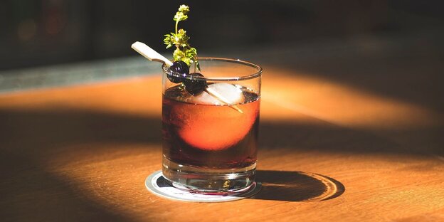 Ein Cocktail steht auf einem Tisch