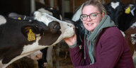 Die junge Landwirtin Henriette Struß mit einer ihrer Kühe