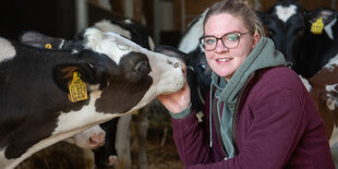 Die junge Landwirtin Henriette Struß mit einer ihrer Kühe