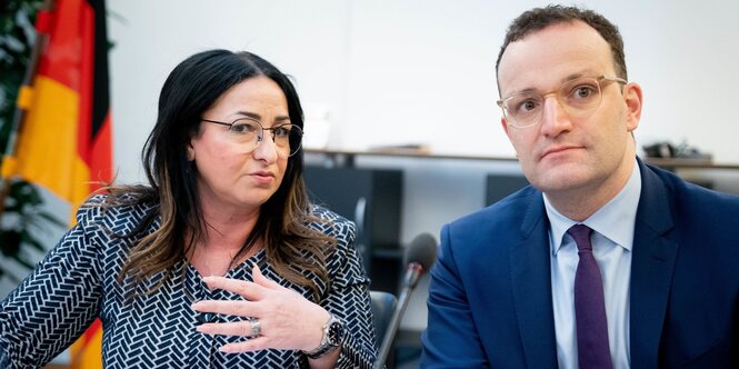 Potrait von Jens Spahn vor dem blauen Hintergrund der Bundespressekonferenz