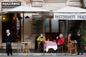 Menschen sitzen in einem Cafe in Rom