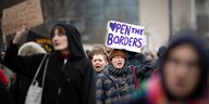 Seebrücke in Berlin: Menschen demonstrieren für die Aufnahme von Flüchtlingen aus Griechenland. Auf einem Schild steht; "Open the Borders"