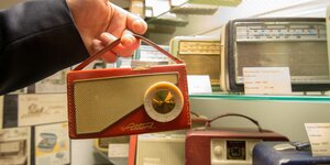 In einem Museum wird ein altes Radiogerät in die Kamera gehalten. Auch der Podcast der Direktorin der Bremer Landesmediendirektion ist schon museumsreif